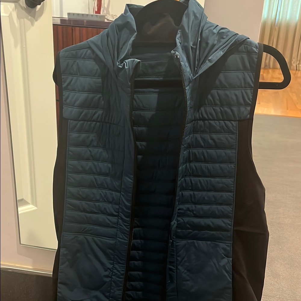 Men's Lululemon Quilted Vest - size M EUC